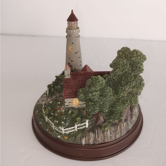 Thomas Kinkade lighthouse sculpture - Picture 6 of 12